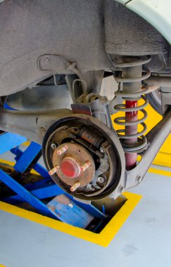 arabanın altında vinç servis istasyonunda onarım