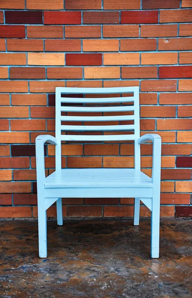 Cadeiras com fundo bonito parede de tijolo vermelho — Fotografia de Stock