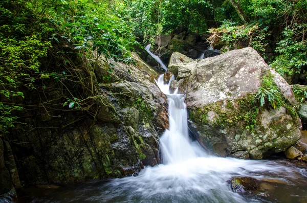 Air terjun di hutan hujan dalam — Stok Foto