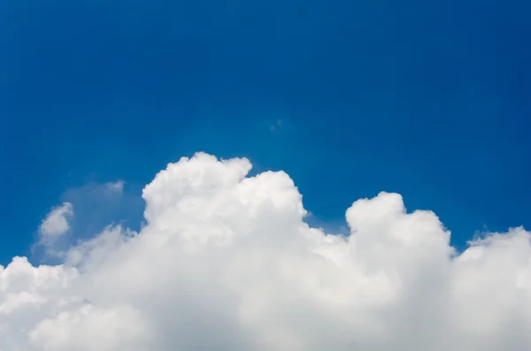 青い空の雲. — ストック写真