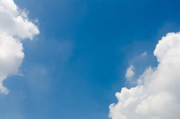 Kék égboltos felhők. — Stock Fotó