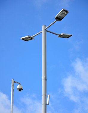 sokak lambası ve cctv büyük mavi gökyüzü ile