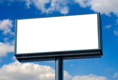 boş billboard yeni reklam ve mavi gökyüzü için hazır