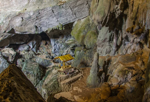 Ondergrondse grot in laos, met stalagmieten en stalactieten — Stockfoto