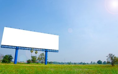 boş billboard çayır üzerinde yeni reklam için hazır
