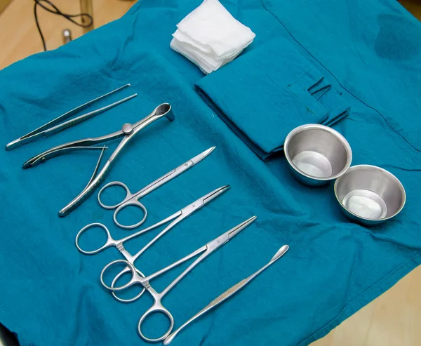 外科医生和外科手术器械在操作中 — 图库照片