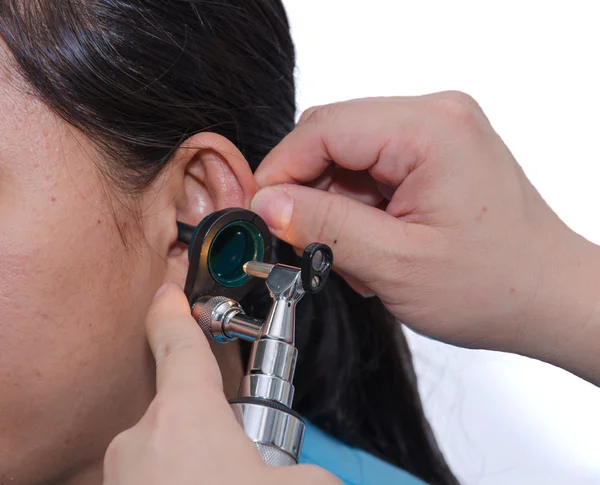 Médico otorrinolaringologista verificando a orelha do paciente usando otoscópio com inst — Fotografia de Stock