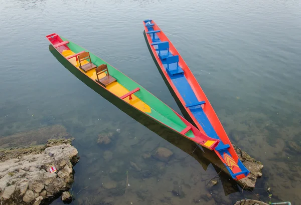 Barcos de cola larga en el río Song, Vang Vieng, Laos —  Fotos de Stock