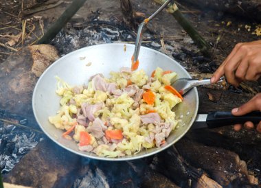 bir tavada sebzeli biftek kızarmış. yolcuları th içinde yemek vardır