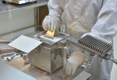 Eczacı ile ambalaj kapsül ilaç hazırlama