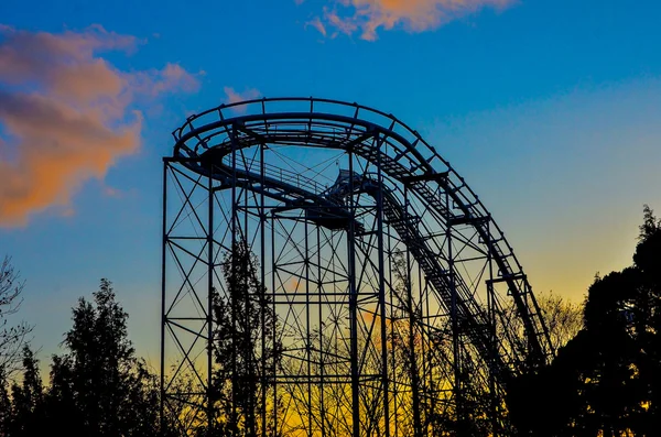 Silueta de una montaña rusa al atardecer — Foto de Stock