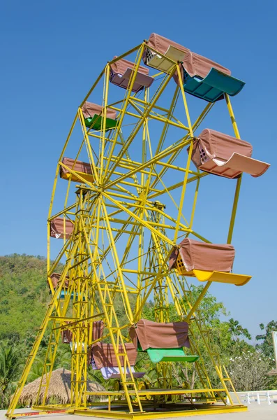 Ferris wheel and blue sky — Stock Photo, Image
