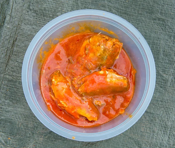 トマトソースの缶詰の魚 — ストック写真
