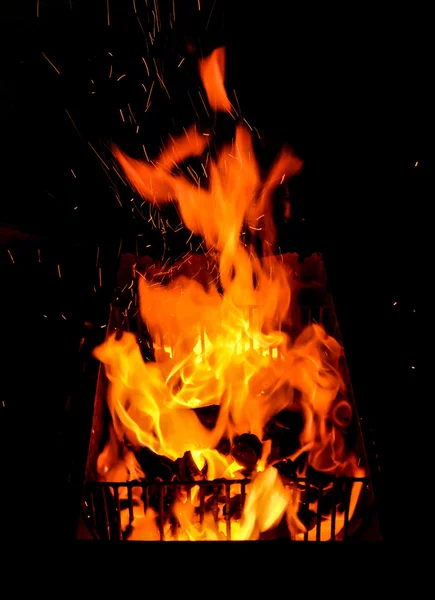 Fuego en chimenea fondo negro —  Fotos de Stock