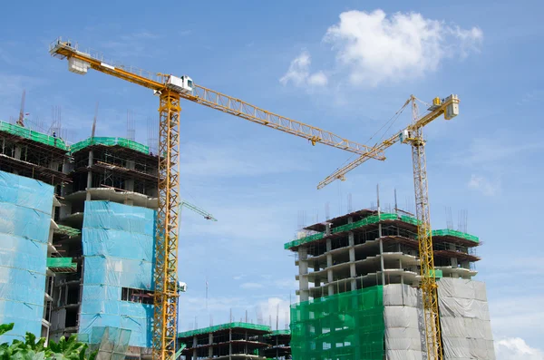 Guindaste e trabalhadores no estaleiro de construção — Fotografia de Stock