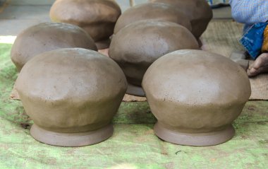 Kil çömlek, seramik el ile yapılır