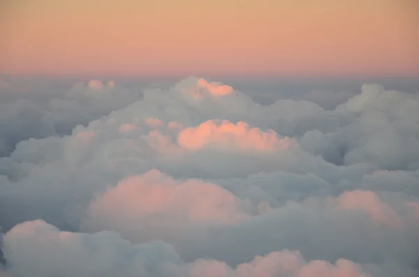 Vista aérea de nuvens douradas no por do sol — Fotografia de Stock