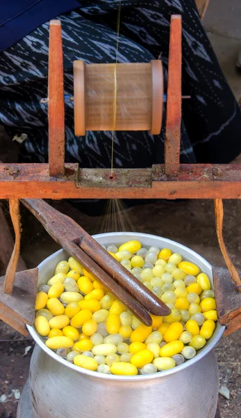 Proces produkcji jedwabiu jedwabników kokon z jaj — Zdjęcie stockowe