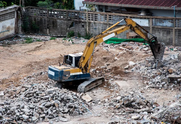 Graafmachine met materiaal van de bouw op site — Stockfoto