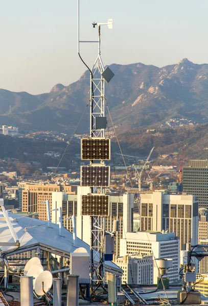 Zonne-energie panelen in stad — Stockfoto