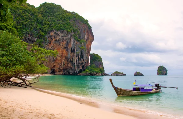 Tropisk strand, traditionella lång svans båtar, Andamansjön, thaila — Stockfoto