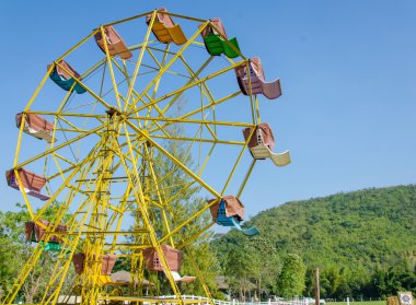 Dönme dolap ve Mavi Gökyüzü