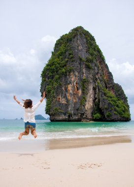 tropik sahilde atlayarak kadın