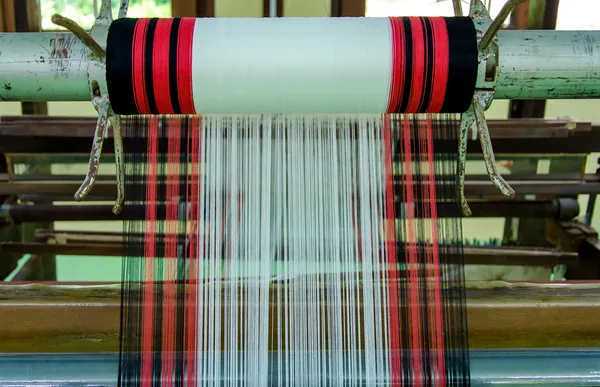在织机的长椅上，并准备编织纱图案，设置 — 图库照片