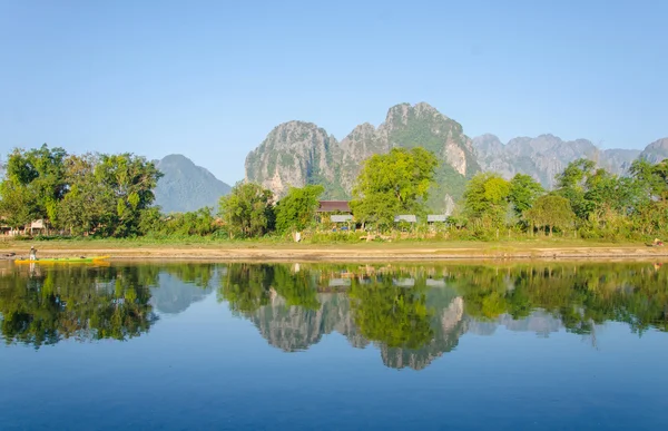 Paisagem serena junto ao rio Nam Song em Vang Vieng, Laos — Fotografia de Stock