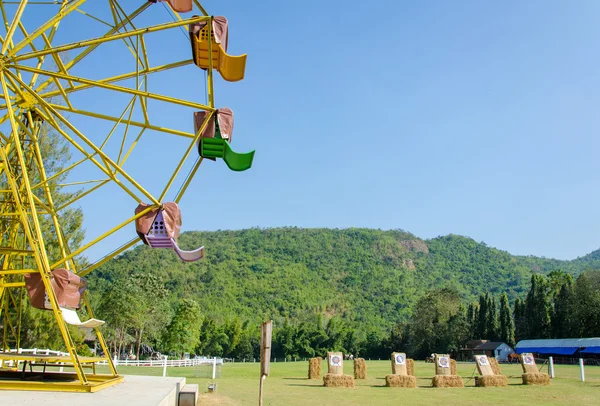 Ferris wheel and target rang in park — Stock Photo, Image