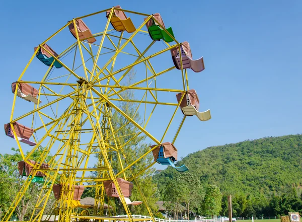 Rueda de la fortuna y cielo azul — Foto de Stock