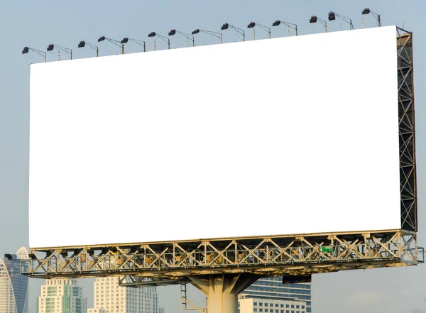 Grande outdoor em branco com fundo de vista da cidade — Fotografia de Stock