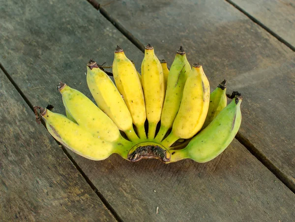Bananen auf Holztisch — Stockfoto