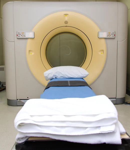 Scanner de ressonância magnética sofisticado no hospital — Fotografia de Stock