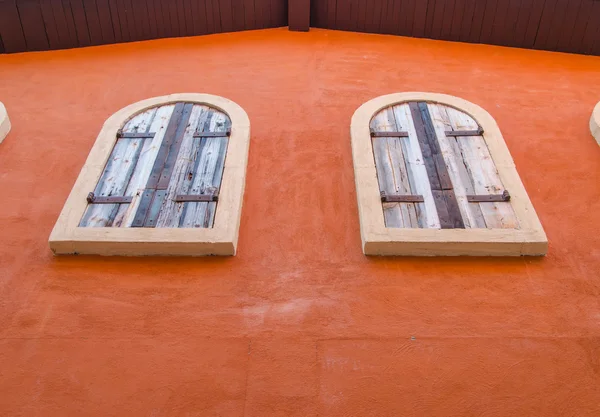 Vintage fönster på orange cement vägg — Stockfoto