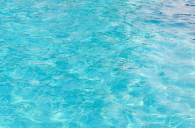 Yüzme havuzunda mavi yırtık su