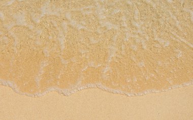 kumlu sahilde deniz dalgası