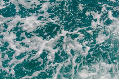 tekne arkasından gelen su sıçrama