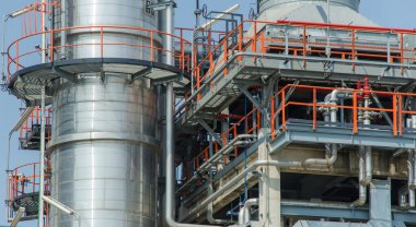 Fabrikada sanayi bölgesi, çelik boru hatları ve kablolar