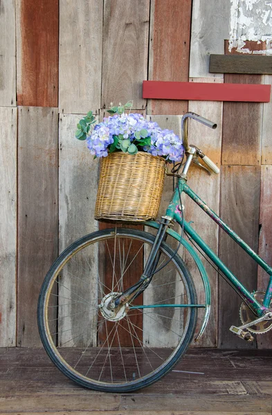 Old ladies bicycle leaning against a wooden plank — Stock Photo, Image