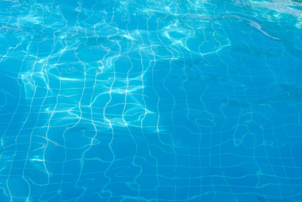 Agua azul rasgada en la piscina — Foto de Stock