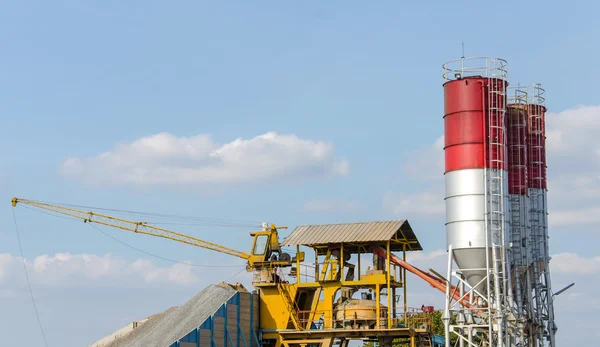 Zementwerk ein Mischbetonturm — Stockfoto