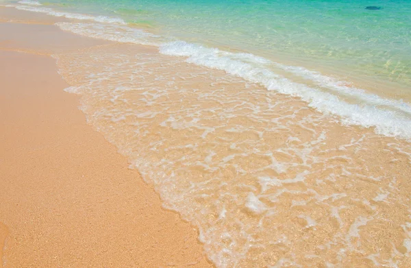 砂浜のビーチで海の波 — ストック写真