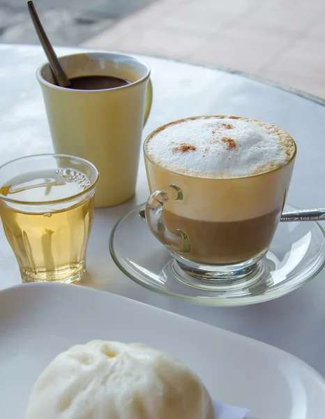 Cappuccino-Kaffee und gedämpfte Brötchen zum Frühstück — Stockfoto
