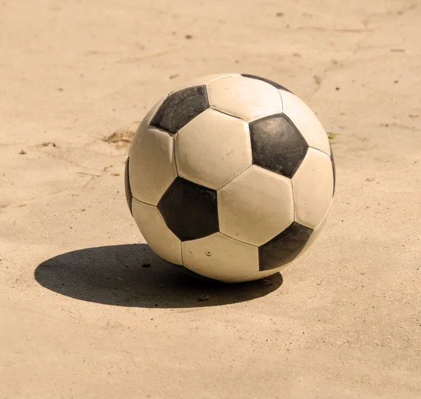 Ποδόσφαιρο Ποδόσφαιρο στο πάτωμα τσιμέντου — Φωτογραφία Αρχείου