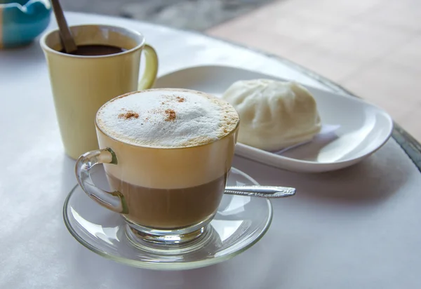 Café Cappuccino e pão de material cozido no vapor para o café da manhã — Fotografia de Stock
