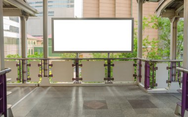 city view geçmişi olan üst geçit üzerinde büyük boş billboard
