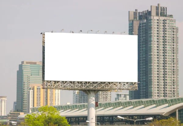 大空白广告牌与市视图背景 — 图库照片