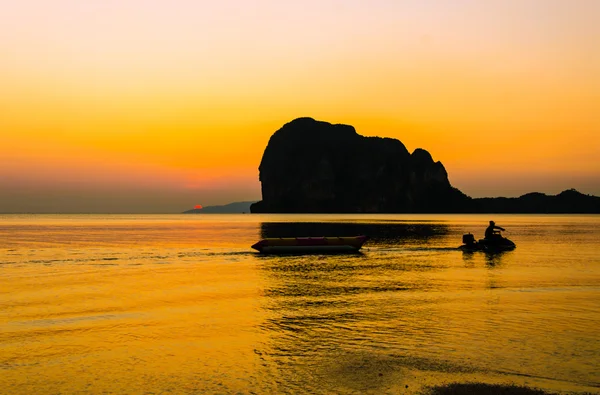 Solnedgång på stranden pak meng, trang thailand — Stockfoto