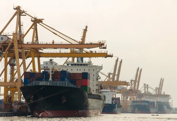 Navio de carga de contêiner com ponte de guindaste de trabalho em shipya — Fotografia de Stock